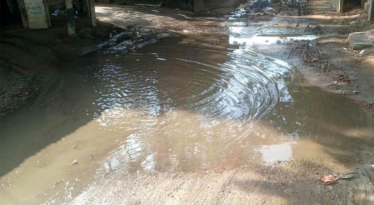 বগুড়ার কাহালু উপজেলা খাদ্যগুদামের সামনে জমে থাকা নোংরা পানিতে ভোগান্তি এলাকাবাসীর