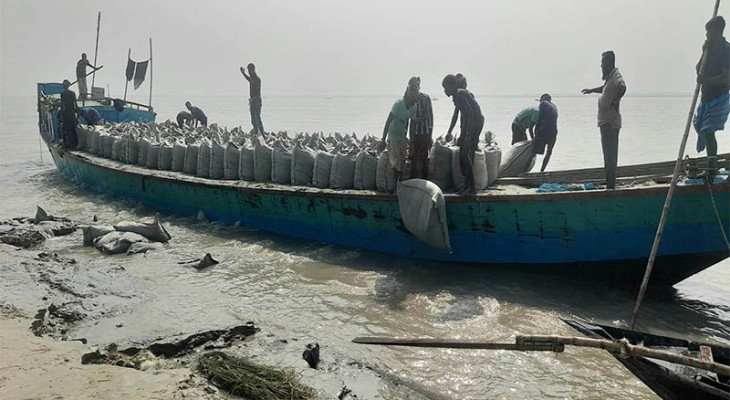 পাবনার সুজানগরে পদ্মার ভাঙন প্রতিরোধে জিও ব্যাগ ডাম্পিং