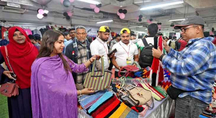 বগুড়ার নারী উদ্যোক্তা মেলায় একই ছাদের নিচে খাবারসহ বিভিন্ন পণ্য বিক্রি করছেন উদ্যোক্তারা