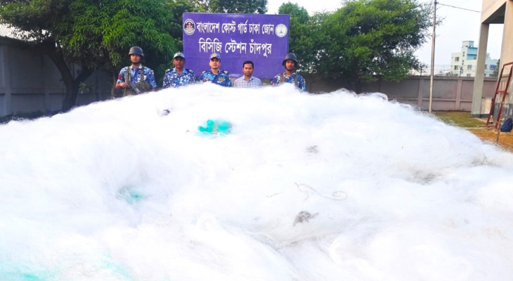 চাঁদপুরে লাইটার জাহাজে থেকে ১৬ লাখ মিটার কারেন্ট জাল জব্দ