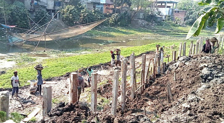 পাবনার চাটমোহরে বড়াল নদীর মাটি কেটে দখল