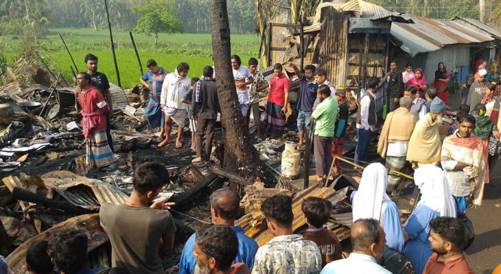 পিরোজপুরে  ৩০টি দোকান আগুনে পুড়ে ছাই