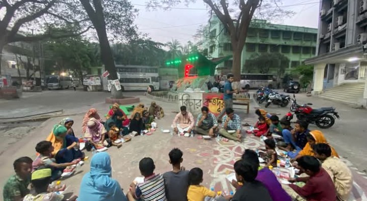 পথশিশু ও গৃহহীনদের জন্য ইফতার নিয়ে জবি হিউম্যান রাইটস সোসাইটি