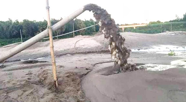 গাইবান্ধার পলাশবাড়িতে তিন ফসলি জমি থেকে অবৈধভাবে বালু উত্তালন