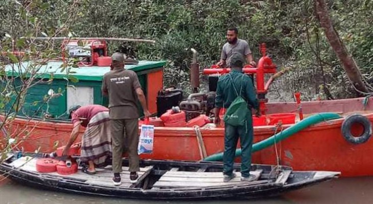 সুন্দরবনের টেপারবিল এলাকায় কলমতেজী অঞ্চলে আগুন