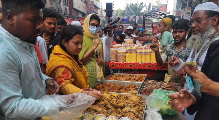 ‘বড় বাপের পোলায় খায়, ঠোঙ্গায় বইরা লইয়া যায়’