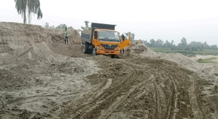 করতোয়ায় চলছে অবৈধভাবে বালু উত্তোলনের মহোৎসব