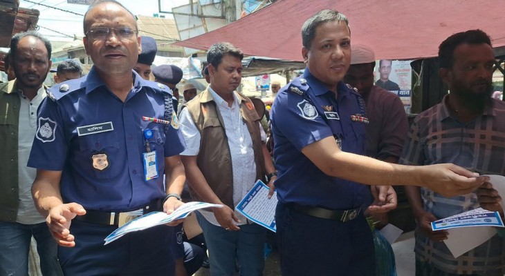 বরগুনায় প্রতারণা ঠেকাতে পুলিশের লিফলেট বিতরণ