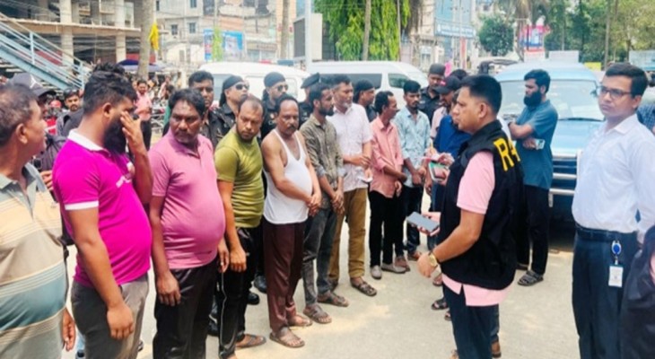 ময়মনসিংহ মেডিকেলে র‌্যাবের অভিযানে নারীসহ ১৪ দালাল গ্রেফতার