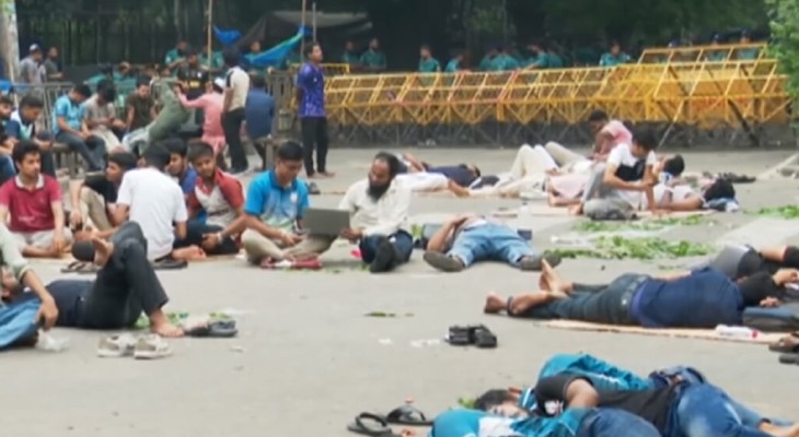 দাবি আদায়ে অনড় অবস্থানে সড়কে রাত কাটিয়েছেন জবি শিক্ষার্থীরা