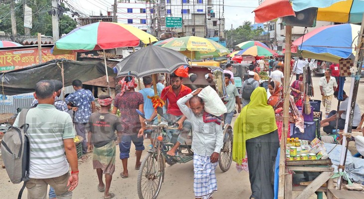বগুড়া ফতেহ আলী মাজার মোড়ের স্টিল ডিভাইডার কাজে আসছে না, ব্রিজের রাস্তা দোকানদারদের দখলে 