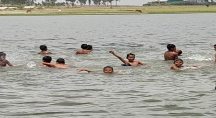 ভ্যাপসা গরমে সিরাজগঞ্জে যমুনাপাড়ের মানুষ অতিষ্ঠ