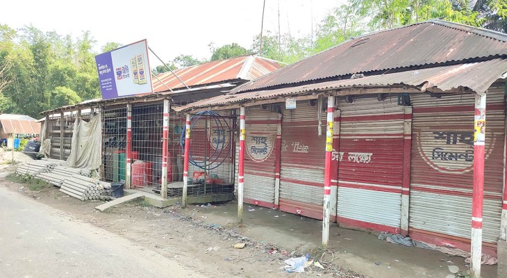 পাবনার চাটমোহরে ঈদগাহ নিয়ে দুই গ্রামের দ্বন্দ্বে বাজারের দোকানপাট বন্ধ