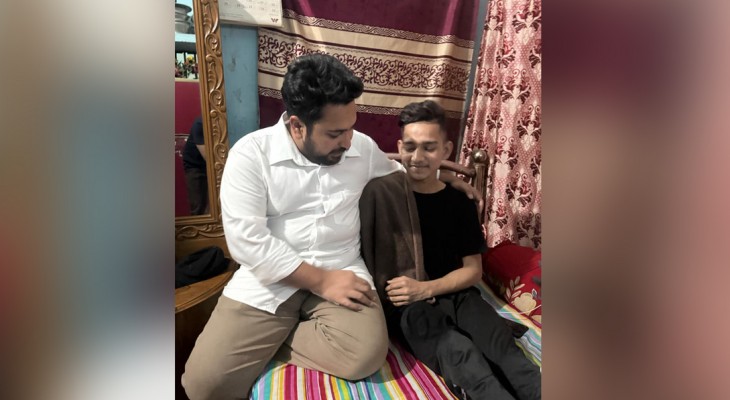 আহত জুলাইযোদ্ধা আতিকুলের সঙ্গে দেখা করলেন নাহিদ ইসলাম