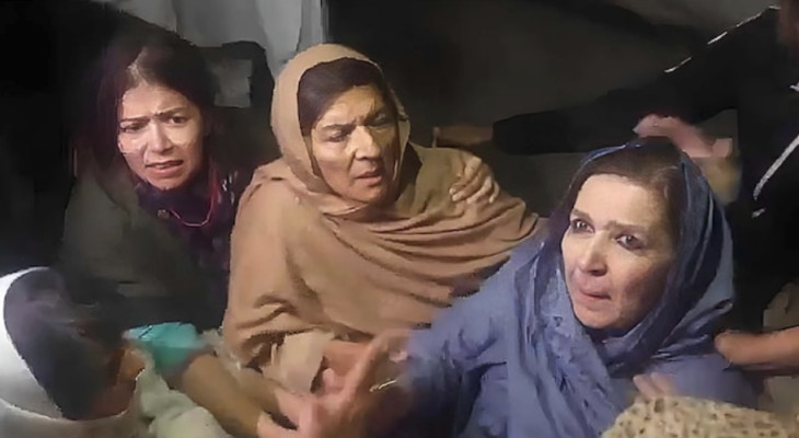 কারাগারের সামনে থেকে ইমরানের তিন বোন আটক