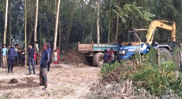 বগুড়ার নন্দীগ্রামে অবৈধ পুকুর খননের দায়ে এক্সেভেটরের ব্যাটারি জব্দ