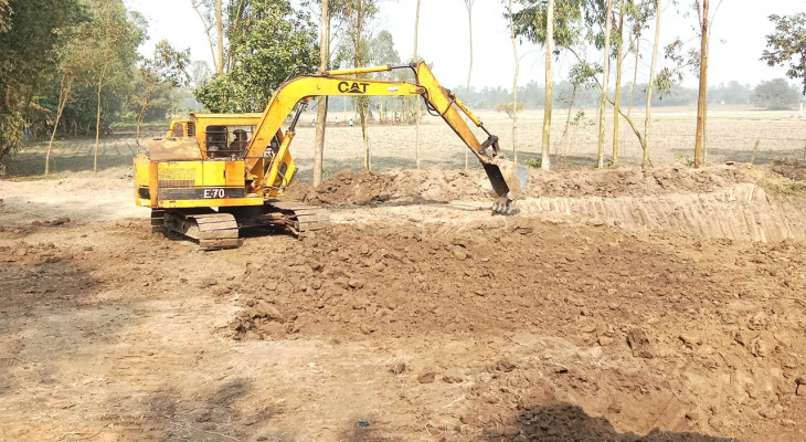 দিনাজপুরের বীরগঞ্জে কৃষি জমির মাটি যাচ্ছে বিভিন্ন ইটভাটায়