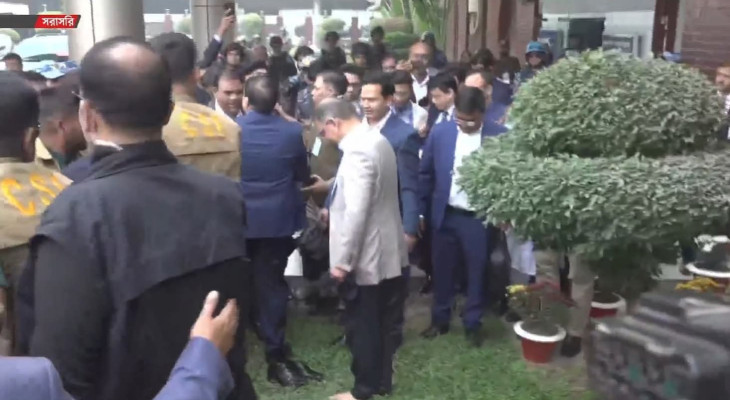 খালি পায়ে দেশের মাটি স্পর্শ তারেক রহমানের