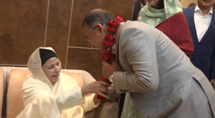 ফুলের মালা দিয়ে তারেক রহমানকে বরণ করলেন তার শাশুড়ি