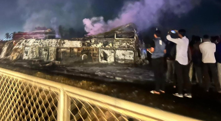 ভারতে ট্রাক-বাস সংঘর্ষে আগুনে পুড়ে নিহত ১০