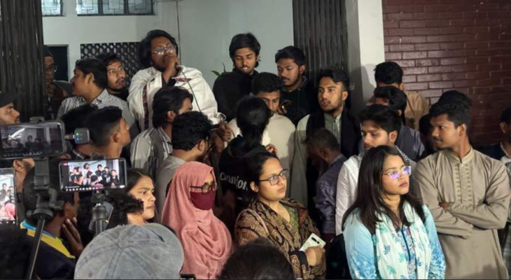 ঢাবি উপাচার্যের কার্যালয় ঘেরাও, ২ হলের নাম পরিবর্তনের দাবি