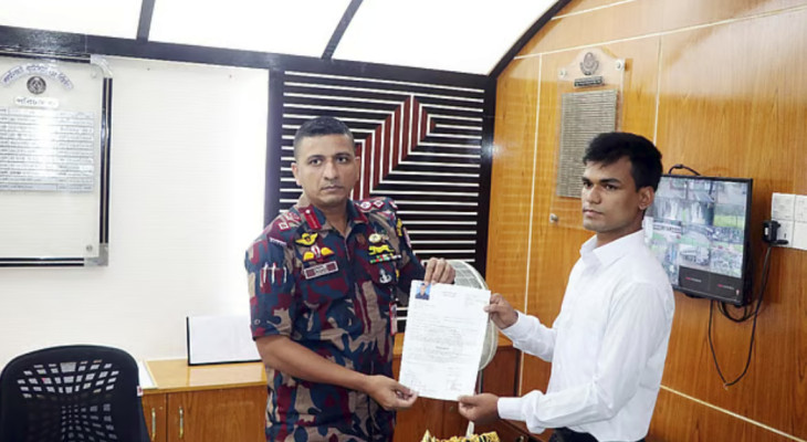 বিজিবিতে নিয়োগ পেয়ে আলোচিত ফেলানীর ভাই