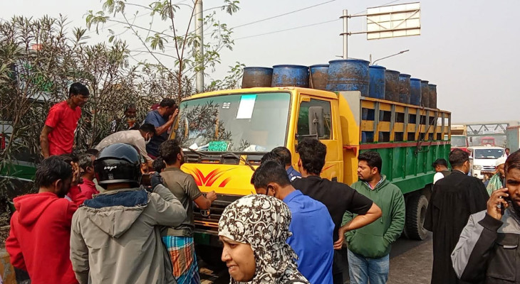 নারায়ণগঞ্জে বিচারপ্রার্থী পথচারী ট্রাক চাপায় নিহত