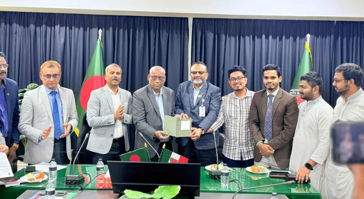 ঢাবির খেলার মাঠকে আধুনিকায়ন করতে ডাকসুকে বিসিবির ২ কোটি টাকার চেক হস্তান্তর