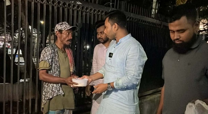 জবি ছাত্রদল নেতা শাহরিয়ারের উদ্যোগে অসহায় মানুষদের মাঝে সেহরি বিতরণ