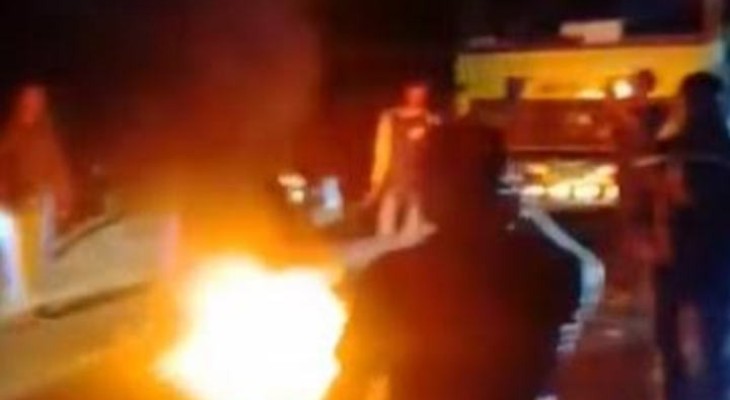 তেল না পেয়ে সড়কে আগুন জ্বালিয়ে অবরোধ