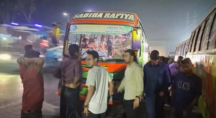 চলন্ত গাড়ি থেকে জাবি শিক্ষার্থীকে ফেলে দেয়ার অভিযোগে ৬ জন আটক