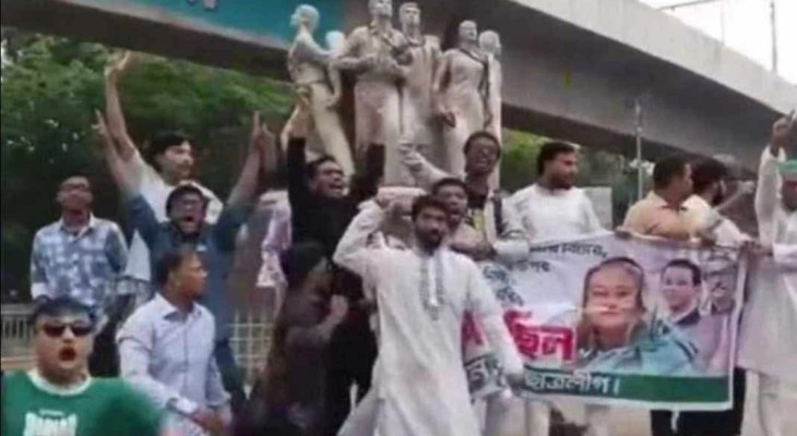 চব্বিশের জুলাই বিপ্লবের পর প্রথম ঢাবিতে ছাত্রলীগের মিছিল