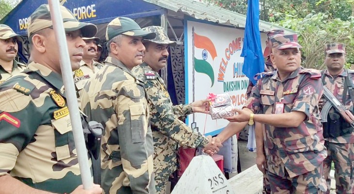 ঈদ উপলক্ষে হিলি সীমান্তে বিজিবি-বিএসএফের মিষ্টি বিনিময়