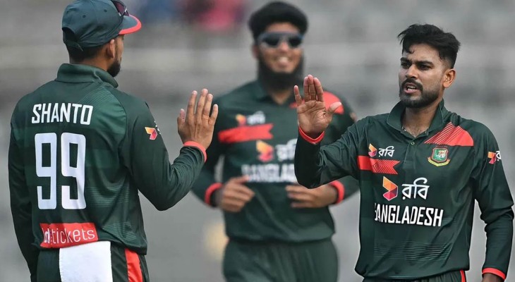 পাকিস্তানের ওপেনিং জুটি ভাঙলেন মিরাজ