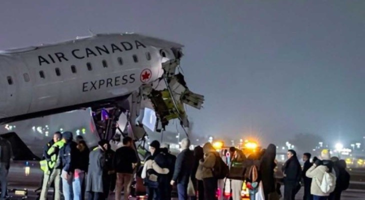 নিউইয়র্কে বিমানবন্দরের রানওয়েতে প্লেন ও গাড়ির সংঘর্ষ