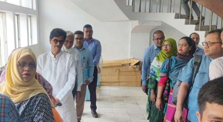 লিফটের লাইনে দাঁড়িয়ে দৃষ্টান্ত স্থাপন করলেন কৃষিমন্ত্রী