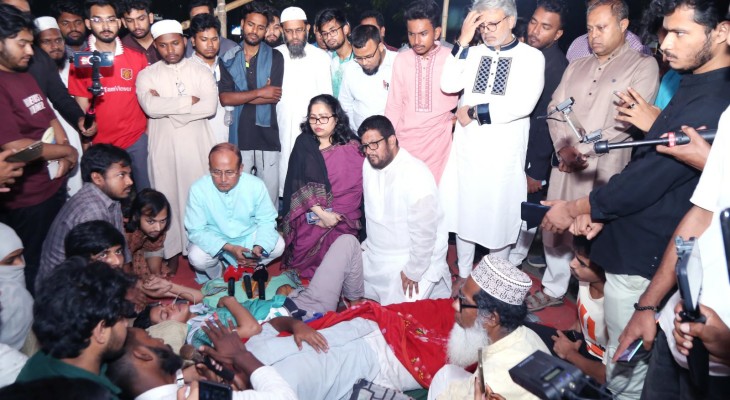 ঢাবিতে অনশনরত শিক্ষার্থীদের খোঁজ নিলেন উপাচার্য