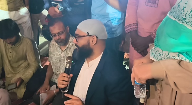 ঢাবিতে অনশনরত শিক্ষার্থীদের সাথে সংহতি জানাতে রাজু ভাস্কর্যে ব্যারিস্টার আরমান