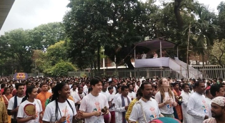 বৈশাখের আনন্দে মেতে উঠেছে ঢাকা বিশ্ববিদ্যালয়ের বিদেশী শিক্ষার্থীরা