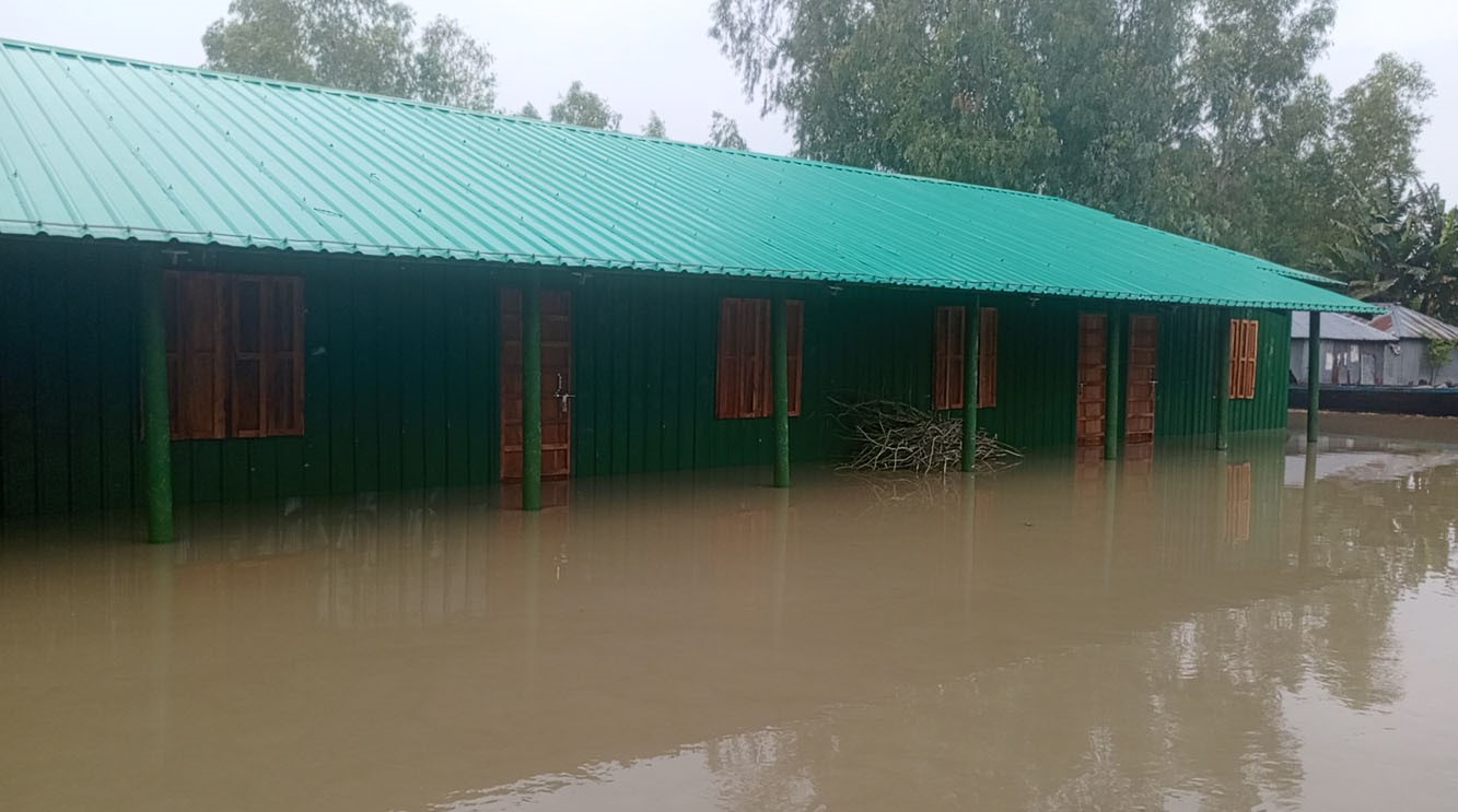 বগুড়ার সারিয়াকান্দি ও ধুনটে যমুনা নদীর পানি বিপৎসীমার ওপরে, ছবি: দৈনিক করতোয়া